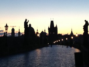 プラハ早朝ラン幻想的なカレル橋の景色