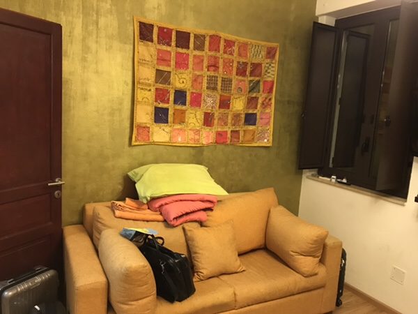Taormina Flatsリビングのソファー