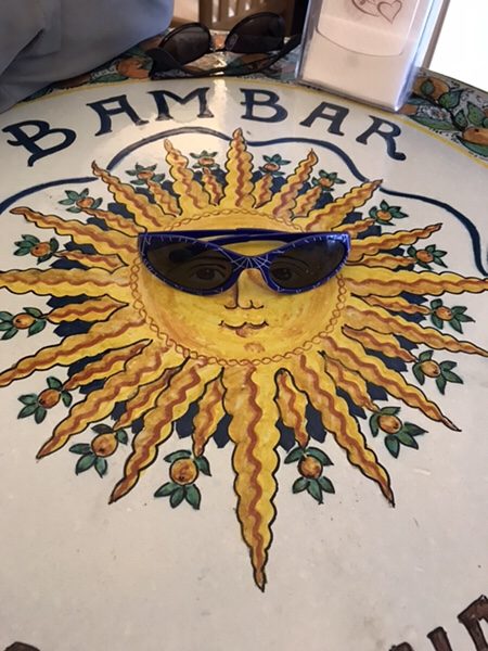 Bam Bar taorminaテーブルの太陽の絵にサングラス