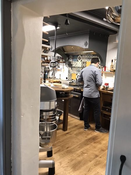 Muse Chocolat＠Heppenheimカフェのオシャレなキッチン男性が働いている