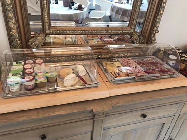 hotel-champagne-a-bergere breakfast